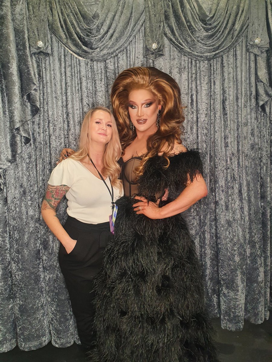 CheerySara's tweet photo. Highlight 1: meeting the absolutely fantastic @THEVIVIENNEUK 

She was so sweet and lovely and tall and breathtakingly gorgeous and laughs and talks really funny and her hug was the best and warmhearted hug I've ever received. 10/10 would hug again. https://t.co/p2pse5jQyU