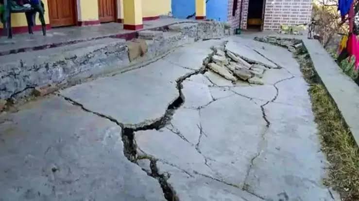 SimaltiAtul's tweet photo. 2018 में इंस्टाग्राम में एक पोस्ट अपलोड किया था, उस समय घर जाते समय एक कथित विकास कार्य के तरीके को देख कर मन में बड़ी चिंता महसूस हुई कि पहाड़ों का विकास के नाम से किस तरह दोहन किया जा रहा है,वो मन का डर #joshimath के सामने हकीकत बन कर आया है।दशा देखकर मन में पीड़ा हो रही हैं। https://t.co/owwIGUd4sT