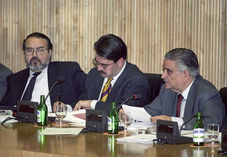 El Banco de España intervino Banesto, dirigido por Mario Conde, un 28 de octubre de 1993 y sustituyó a su Consejo de Administración, debido a un "desfase patrimonial" de 3.636 millones de euros (605.000 millones de pesetas).