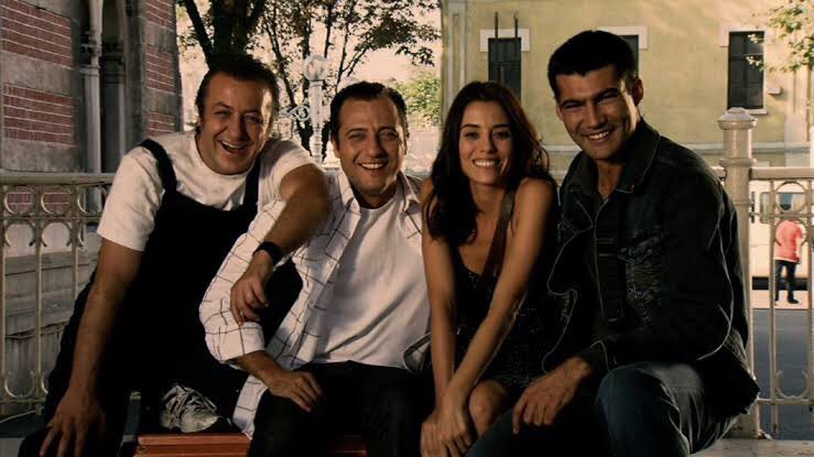 İlk aşkım ve arkadaşlarımla 5 kişilik şöyle bir fotoğraf vardı elimde, herşeyin orada başladığı olacaklardan habersiz bir fotoğraftı bulamıyorum şimdi herkes öyle bir dağıldı ki kim nerede onunda bulamıyorum  beş yıl geçti bı beş yıl daha geçse yine seni arıyorum...