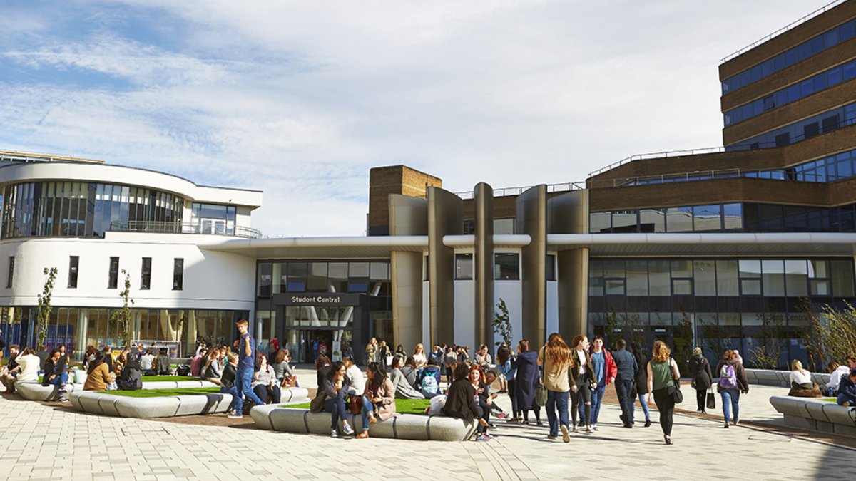 👋 A very warm welcome to all our new and returning students today, as a fresh term begins.
We're excited to see you all on campus, and wish everyone at #HudUni great year of adventure, opportunity and success.
What are you most looking forward to?
#HudUniLife #HuddersfieldUni