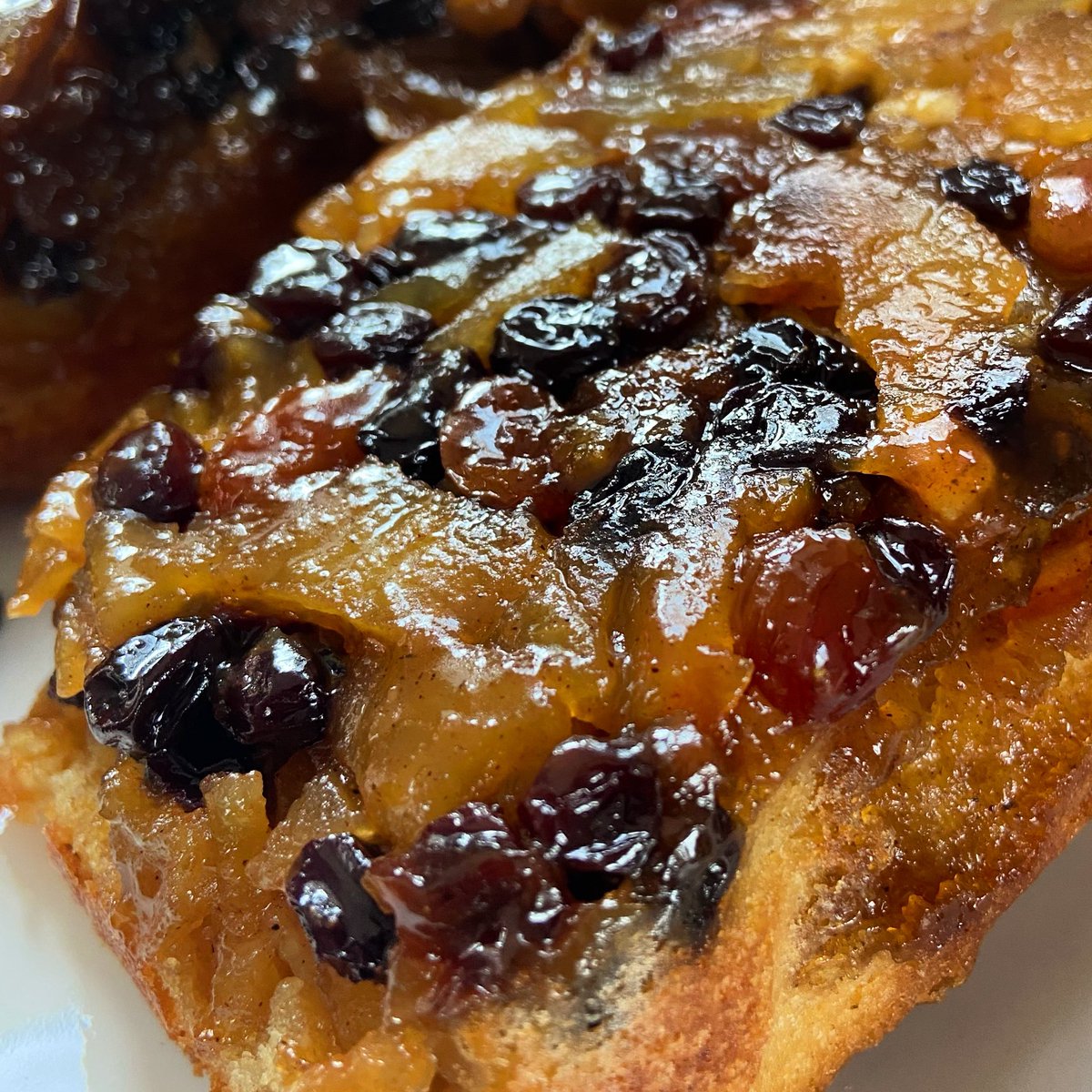 Who else has a rogue jar of mincemeat in the cupboard? Hey presto Mincemeat and Apple Loaf Cake. So need lighter mornings and evenings to increase my exercise with all this eating!! #exerciseroutine #scones_sunflowers #mincemeat #cakeloaf #applerecipes #leftovers #jaringredients