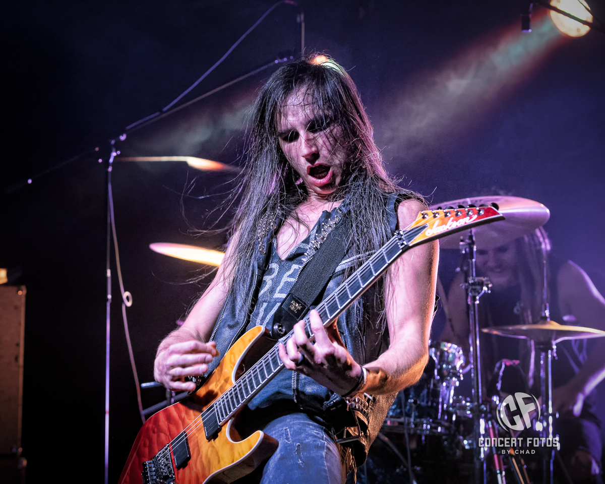 CHAOTICRESEMBL's tweet photo. Thank you Concert Fotos for these shots from Wreck The Halls https://t.co/oZMzXPmSl5