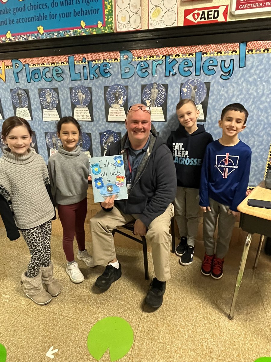 mrspreciado2's tweet photo. Thank you Officer Greg for all you do! #schoolofficerday #2ndgrade @MrsHogle https://t.co/jDS9qbCjbA