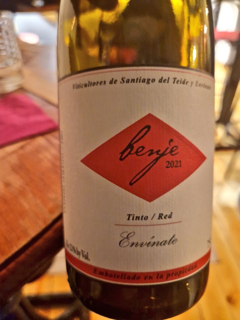 VinoComplutense's tweet photo. Los lunes son menos lunes en @lafisna. Lavapiés, #Madrid 
Milagritos, de Orly Lumbreras, @VinosdeCebreros
Benje de Envínate, DO Ycoden Tenerife https://t.co/jgnIS6f5PA