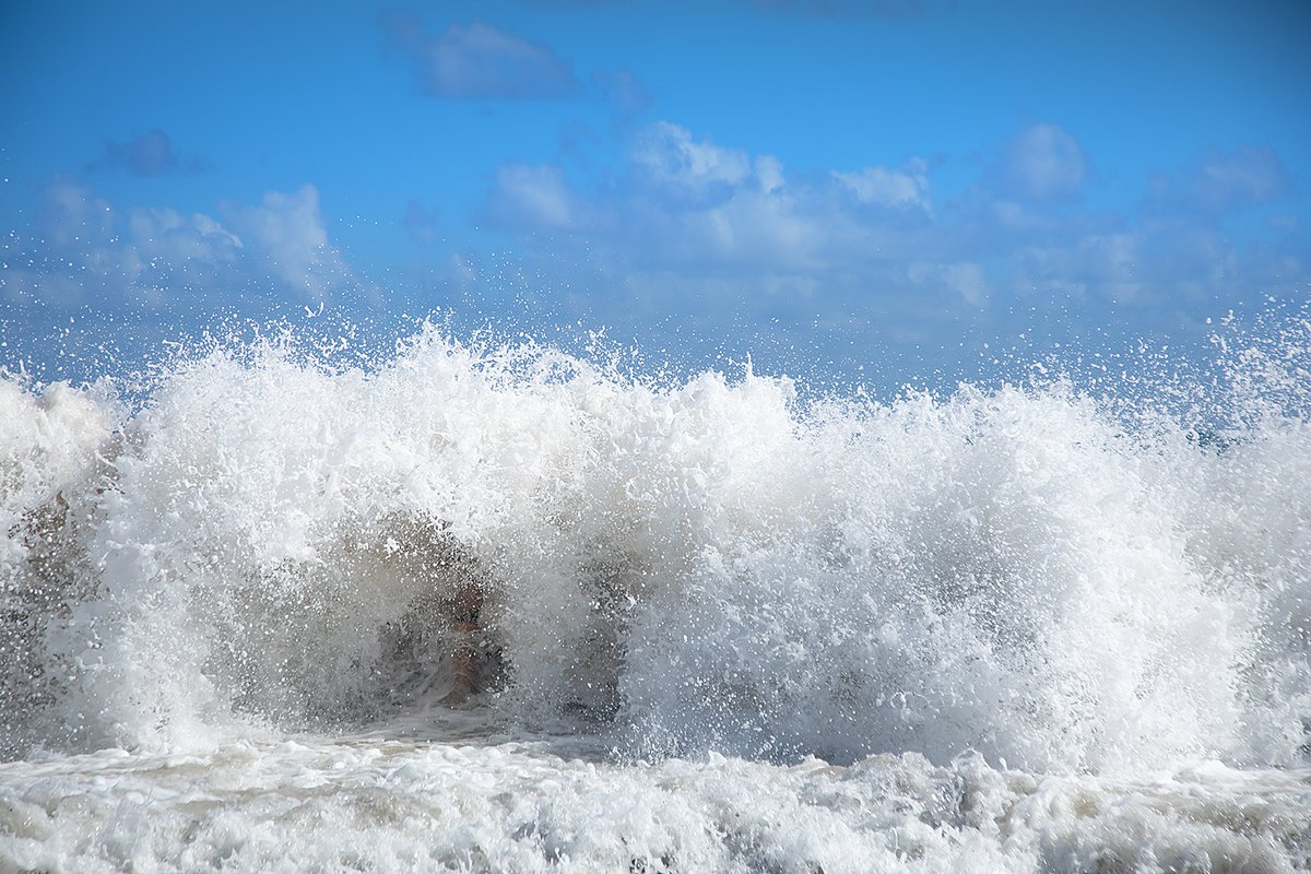 365antiguacom's tweet photo. This is Half Moon Bay, Antigua. When the waves are big, play safe. Stay clear. (Don't try this at home, kids). https://t.co/XyB2AoJa6P
