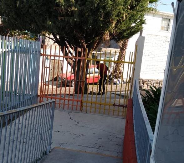 HaddyLopez's tweet photo. @RobertSosaP Hoy en horario escolar un drogadicto exhibió sus genitales en la puerta del kínder!! Tenemos desde el año pasado pidiendo que nos apoyen por la inseguridad👇🏻 La policía dice que no puede hacer nada y qué hay que esperar. O sea esperar a que pase algo peor??? https://t.co/W7cL8enoOR