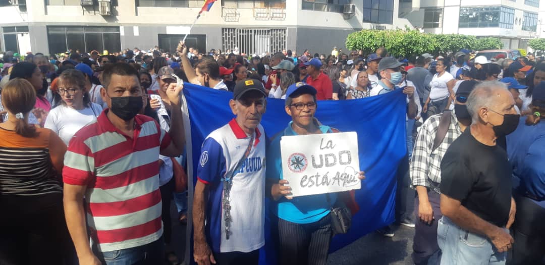 UCVProfesoral's tweet photo. La #UDO presente en la #claseenlacalle en Cumaná el dia de hoy, atendiendo una convocatoria gestada en el corazón de los docentes universitarios y del Magisterio, y en el de todos los trabajadores públicos a los q se les pretende seguir cercenando su sueldo #protestaactiva #calle https://t.co/ta7Kl95hGG