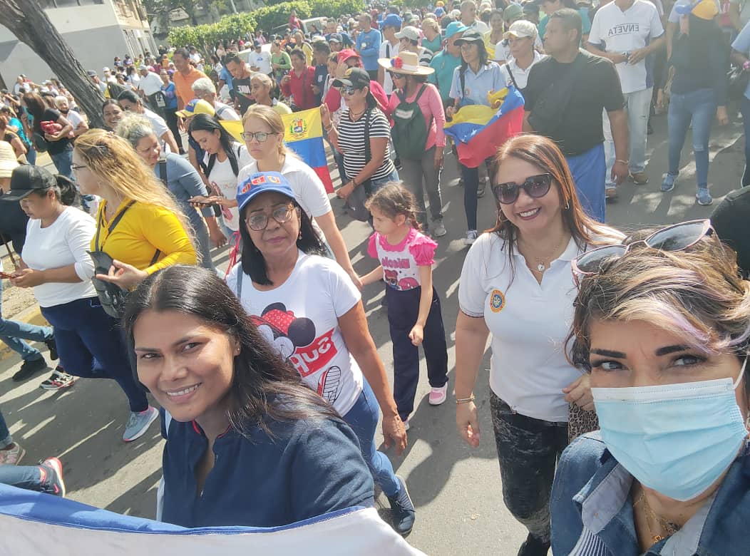 UCVProfesoral's tweet photo. La #UDO presente en la #claseenlacalle en Cumaná el dia de hoy, atendiendo una convocatoria gestada en el corazón de los docentes universitarios y del Magisterio, y en el de todos los trabajadores públicos a los q se les pretende seguir cercenando su sueldo #protestaactiva #calle https://t.co/ta7Kl95hGG