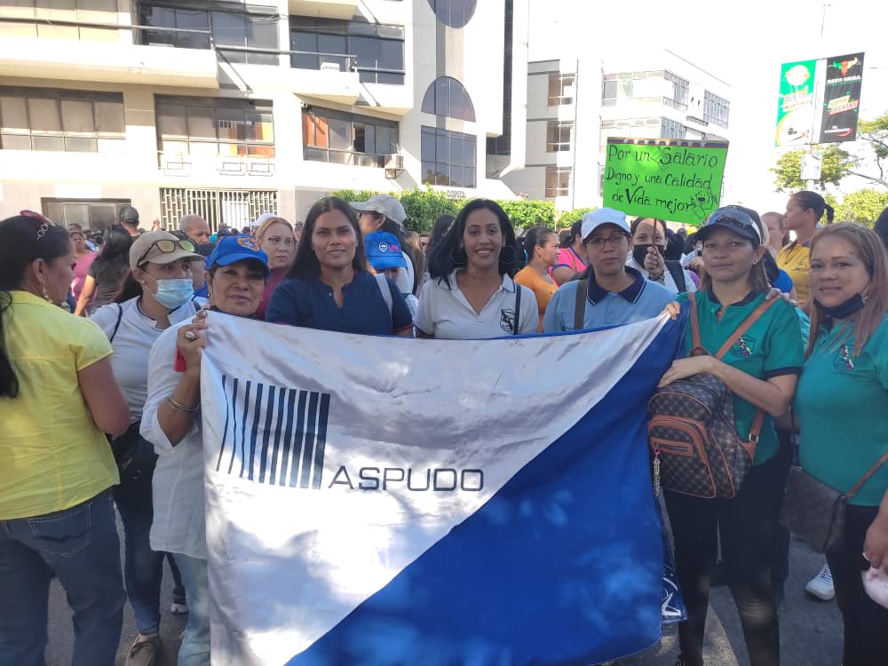 UCVProfesoral's tweet photo. La #UDO presente en la #claseenlacalle en Cumaná el dia de hoy, atendiendo una convocatoria gestada en el corazón de los docentes universitarios y del Magisterio, y en el de todos los trabajadores públicos a los q se les pretende seguir cercenando su sueldo #protestaactiva #calle https://t.co/ta7Kl95hGG