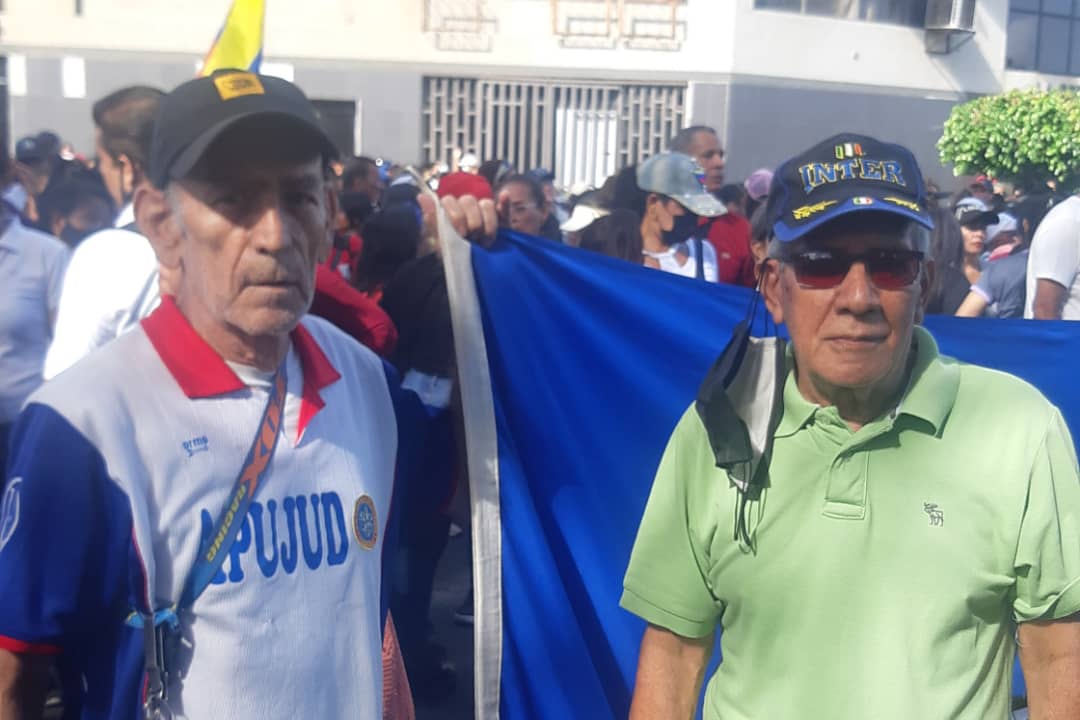 UCVProfesoral's tweet photo. La #UDO presente en la #claseenlacalle en Cumaná el dia de hoy, atendiendo una convocatoria gestada en el corazón de los docentes universitarios y del Magisterio, y en el de todos los trabajadores públicos a los q se les pretende seguir cercenando su sueldo #protestaactiva #calle https://t.co/ta7Kl95hGG