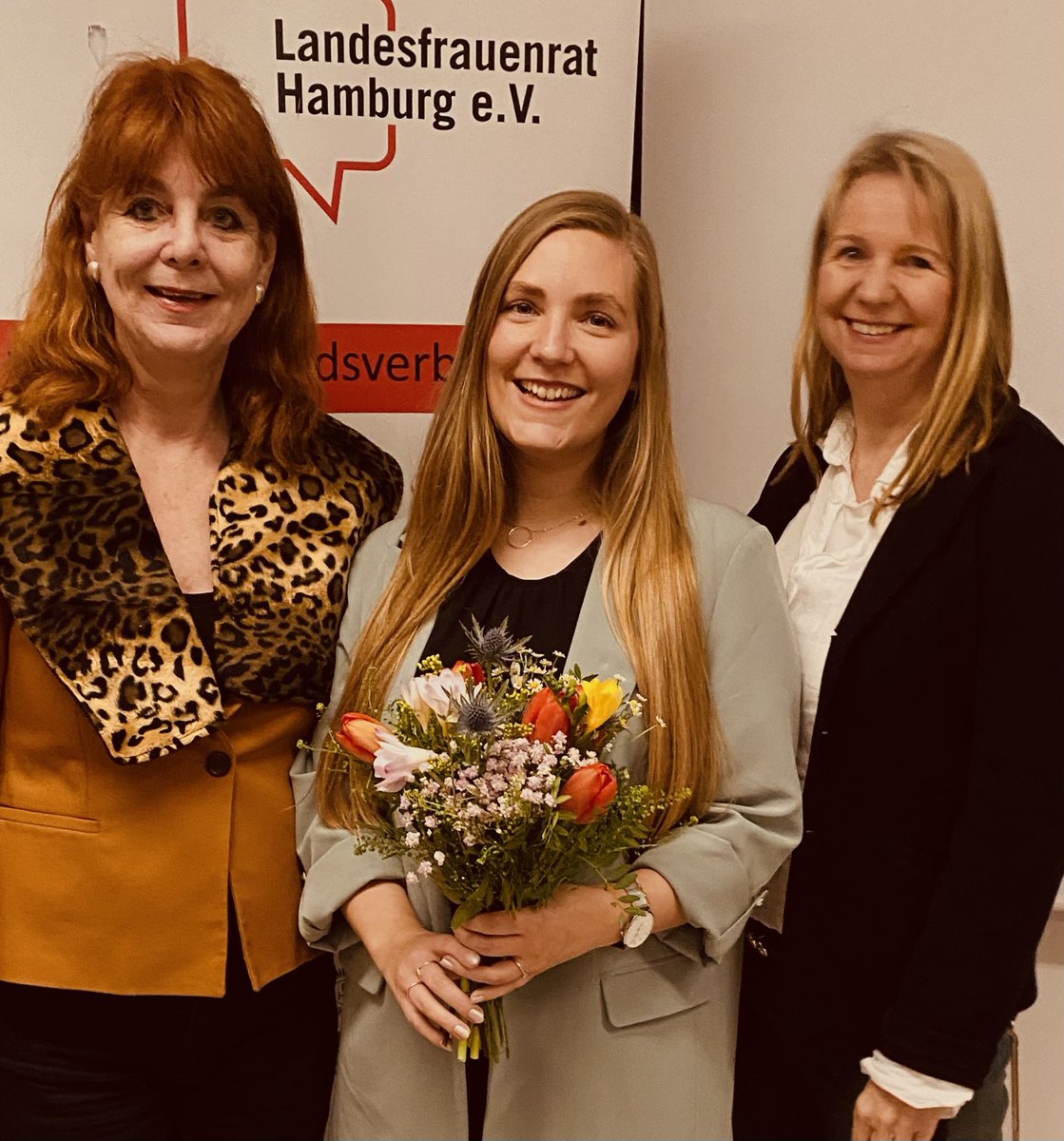 Die #Hammonia - #Preisträgerin 2023 steht fest:
@juristinnenbund⁩ -Vorstandsmitglied ⁦<a href="/DanaValentiner/">Dana Valentiner</a>⁩ !!!!! Glückwunsch zu Kompetenz und Engagement! Wir sind von Deiner Qualität begeistert!