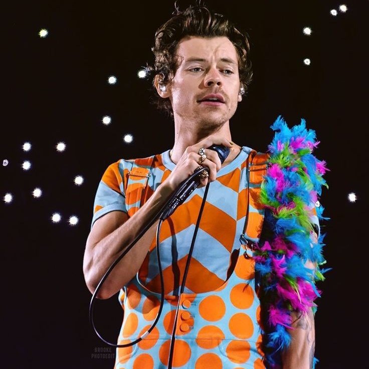 shinelarryx's tweet photo. 🅛🅞🅥🅔 🅛🅞🅞🅚🅢 🅞🅝 🅣🅞🅤🅡 

Harry Styles é um cantor que ama fazer suas próprias combinações de roupas, principalmente para os shows de sua turnê. Só que isso na maioria das vezes fazia Louis Tomlinson, seu estilista, perder a cabeça. https://t.co/r4zVBFFo9s