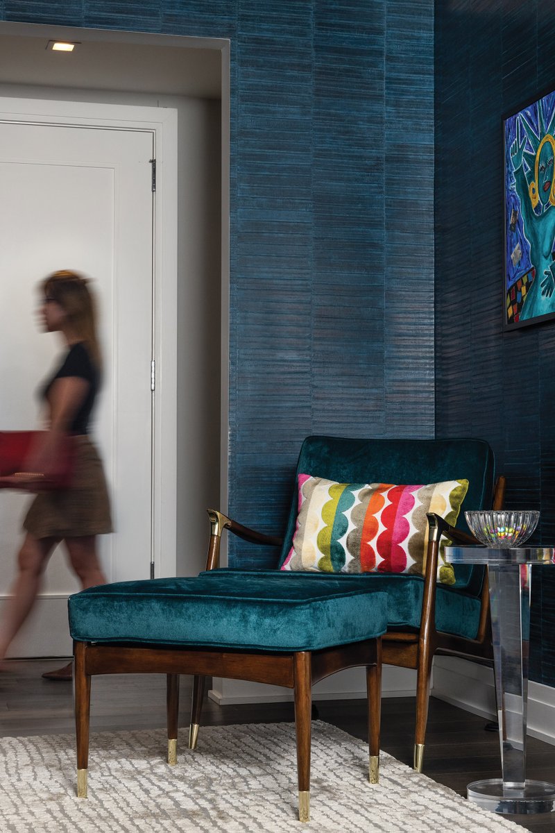 HandDPortfolio's tweet photo. Textures, materials and deep blue hues transformed a small space in a Bethesda condo into a cozy and moody library.
INTERIOR DESIGN: TOBE DesignGroup
PHOTOGRAPHY: Goran Kosanovic
#handdportfolio #top100designers #interiordesign #condointeriors #libraryinteriors #bethesda https://t.co/c2qFTjRQrY