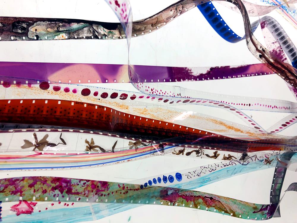 Our first workshop of Spring 2023, HANDMADE FILM, starts Jan. 25! Experience rare, creative hands on time with film materials in this five-week workshop. Seats are limited! vsw.org/education/work…