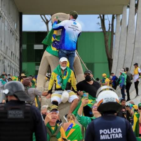 choquei's tweet photo. 🚨AGORA: MPF instaura inquérito e abre investigação contra a Jovem Pan por divulgar fake news e incitar atos antidemocráticos, chamando os terroristas de “manifestantes”. https://t.co/a0wI7UuP77