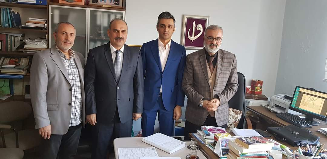 "SOSYAL MEDYA KULLANIMININ DİNİ İNANÇ VE DAVRANIŞLA İLİŞKİSİ" konulu tezini savunan öğrencimiz Osman Varsak Dr. unvanı aldı. Hayırlı  olmasını diler, jüride bulunan hocalarımıza  teşekkür  ederiz.