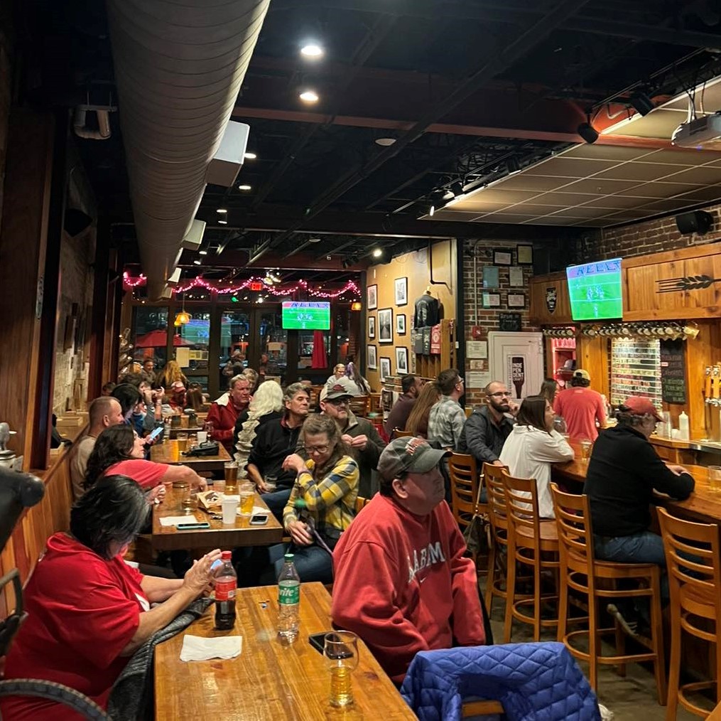 VisitTuscaloosa's tweet photo. It's always a good time at @BlackWarriorBC! 🍻 

Sip a craft brew over open-mic comedy night, team trivia, bingo &amp; sometimes even karaoke! #VisitTCL https://t.co/jA0L7cMW6l