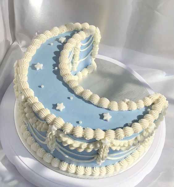 daily_dolce's tweet photo. Crescent moon cake by twiinkleycakes https://t.co/mtltRhSJn8