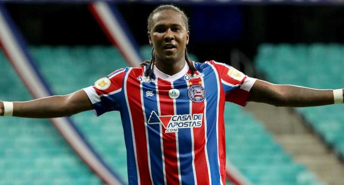 DeporPereiraSA's tweet photo. 🚨Principio de acuerdo entre @Corpereira y Hugo Rodallega para que el jugador vista la camiseta matecaña durante el próximo semestre.🔴🟡 Info junto a @PSiierraR 🫱🏻‍🫲🏼

•El jugador es esperado el día martes en Pereira para ultimar detalles y presentar exámenes médicos. https://t.co/rKvxH1RRMr