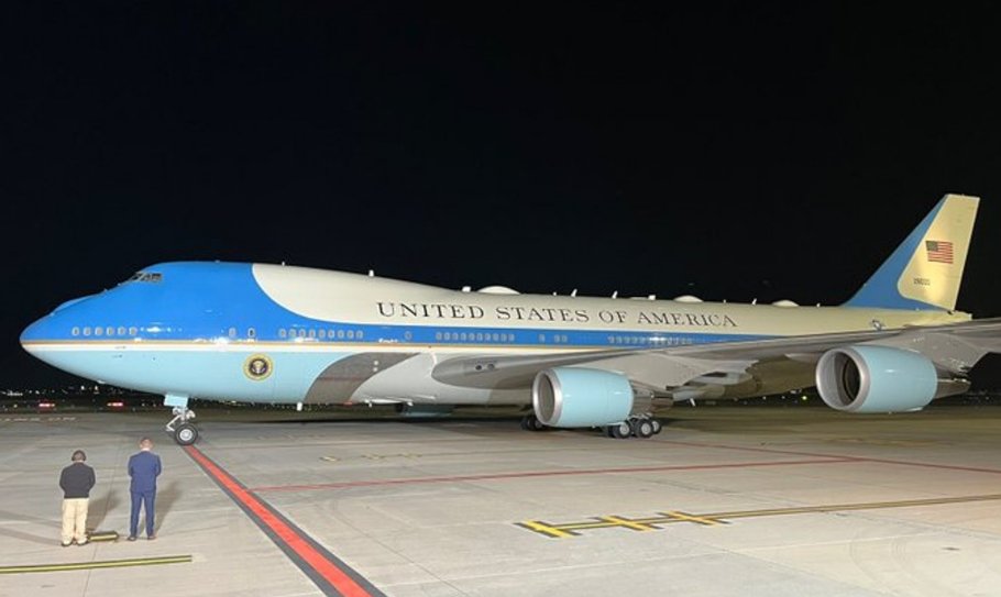 GrupoT21's tweet photo. ✈️ Llega Biden a México; aterriza en el AIFA. https://t.co/snRv8GmB7R

#GrupoT21 #Aéreo #JoeBiden #AirForceOne https://t.co/BjF3FC56tF