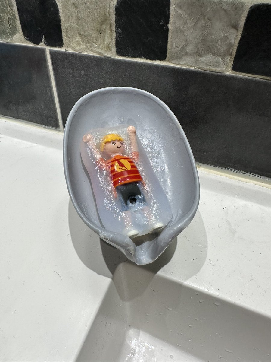 Technique de parents pour que ton enfant se lave plus les mains 🙌 : un savon où il doit sauver un Playmobil