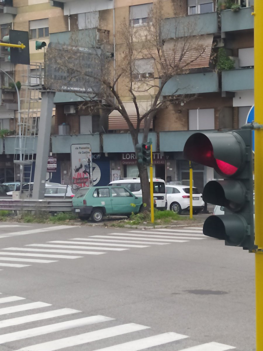 project_jade's tweet photo. Sopravvivenza. 
Presso uscita Portonaccio. https://t.co/2MFcU4iDRj