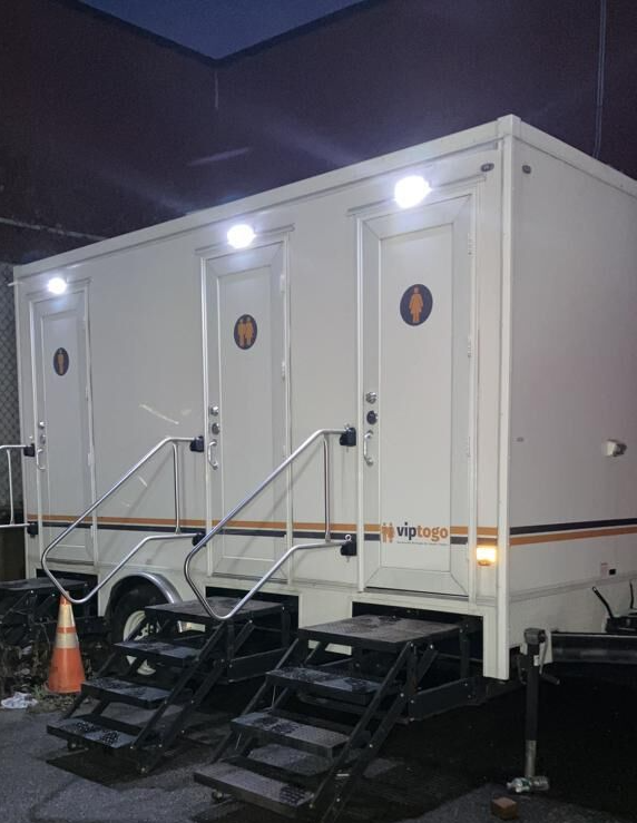 viptogo's tweet photo. Our #restroomtrailers light up the night.
Because there's little more frustrating than being in the dark as to where the #restrooms are.
#viptogo #outdoortoilet #temporarytoilets https://t.co/ltFbhenNNG