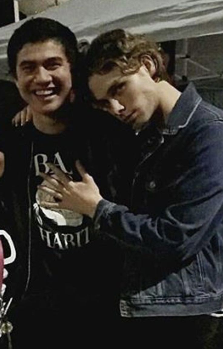 LukeInTheMirror's tweet photo. A thread for the Cake lovers aka Luke Hemmings and Calum Hood, here we gooooo 🧵🤗 https://t.co/phb22zhy1u