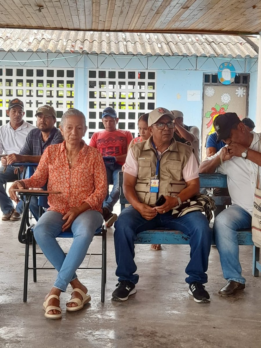 VeeduriaCiudad9's tweet image. #Reunion #Comunales 
Nuestro presidente y promotor d paz @juanOchoaespit2 acudió al llamado d los #Comunales para esclarecer algunas inquietudes sobre la situación d los damnificados para acceder al subsidio q está asignando la @UNGRD a cada familia afectada por la ola invernal