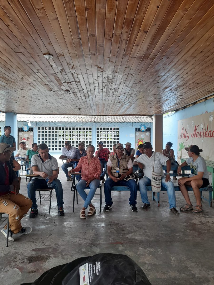 VeeduriaCiudad9's tweet image. #Reunion #Comunales 
Nuestro presidente y promotor d paz @juanOchoaespit2 acudió al llamado d los #Comunales para esclarecer algunas inquietudes sobre la situación d los damnificados para acceder al subsidio q está asignando la @UNGRD a cada familia afectada por la ola invernal