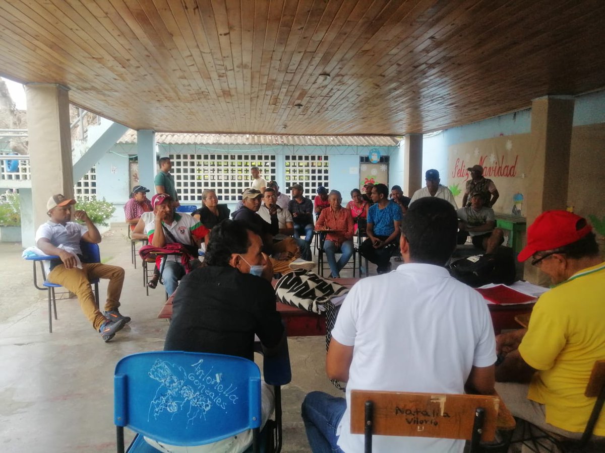 VeeduriaCiudad9's tweet image. #Reunion #Comunales 
Nuestro presidente y promotor d paz @juanOchoaespit2 acudió al llamado d los #Comunales para esclarecer algunas inquietudes sobre la situación d los damnificados para acceder al subsidio q está asignando la @UNGRD a cada familia afectada por la ola invernal