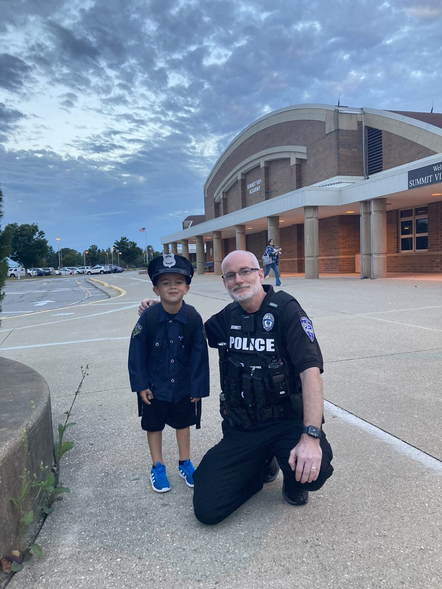 DrBryson23's tweet photo. Thank you SRO’s! SVA loves you! @SummitViewAcad @julie_pouncy https://t.co/wm6EAIYo8N