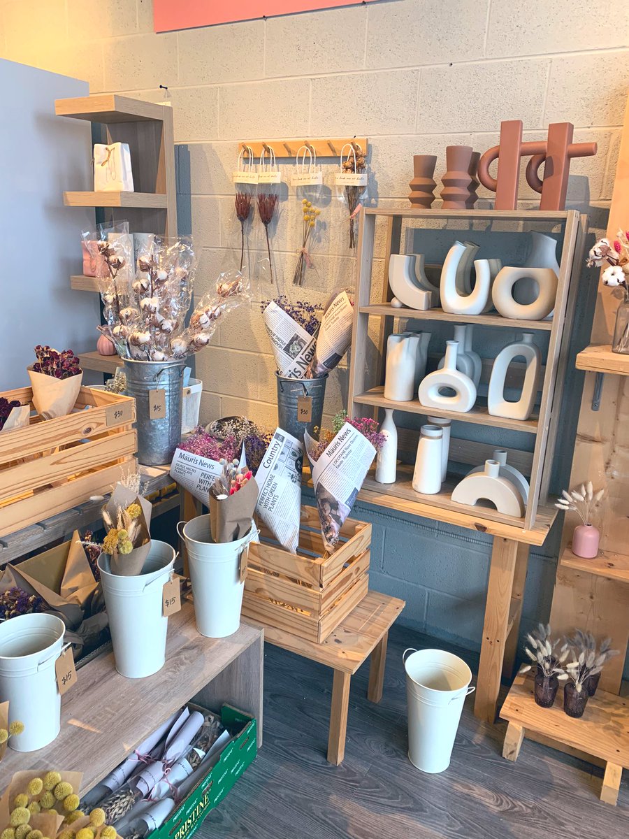 maru on Twitter "The dried flower shop near the post office is so cute🥰"