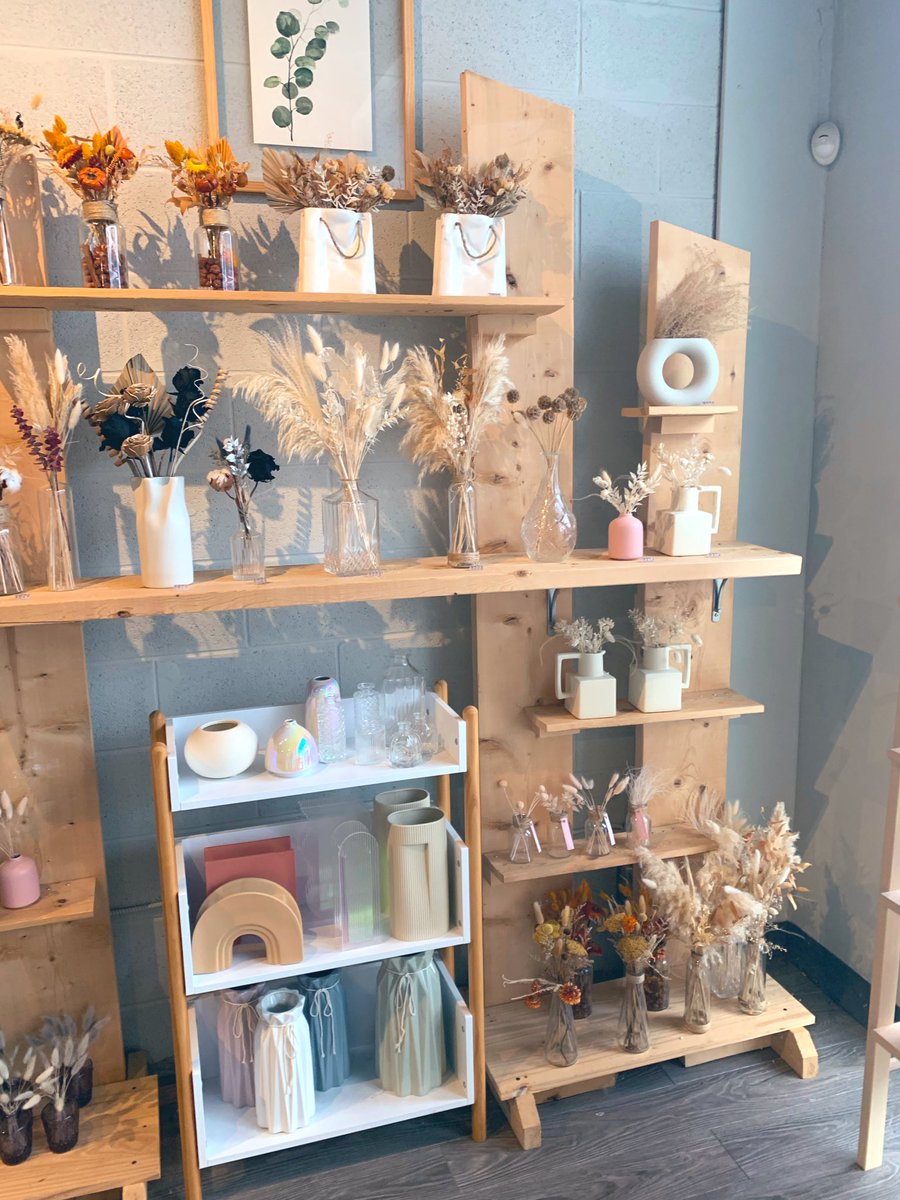 maru on Twitter "The dried flower shop near the post office is so cute🥰"