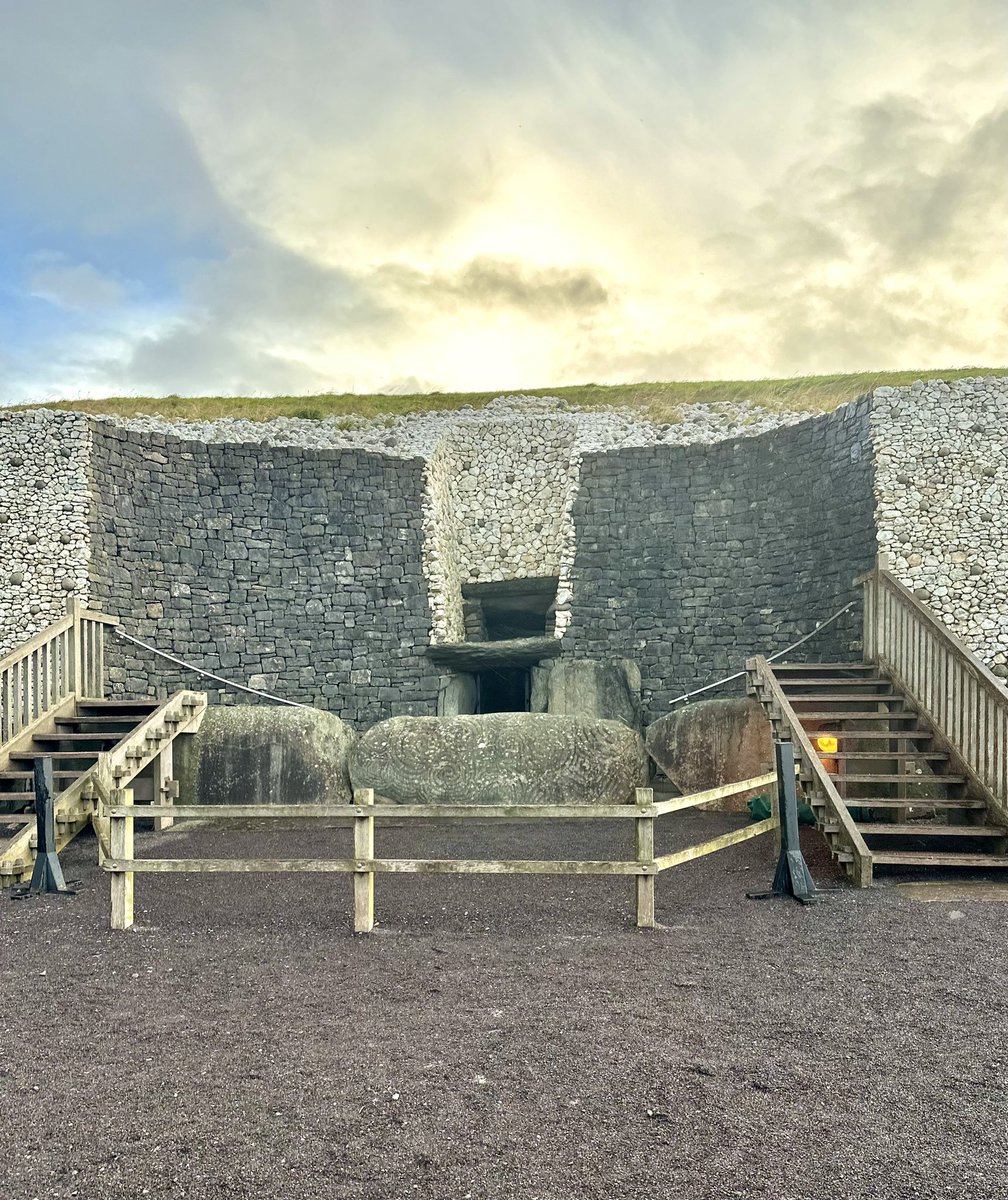 TaraMorganMedia's tweet photo. A Monday well spent exploring Newgrange ❤️ 
Weather was lovely 💦🥶

#HappyMonday #ExploringIreland https://t.co/L8TmoBJVL6