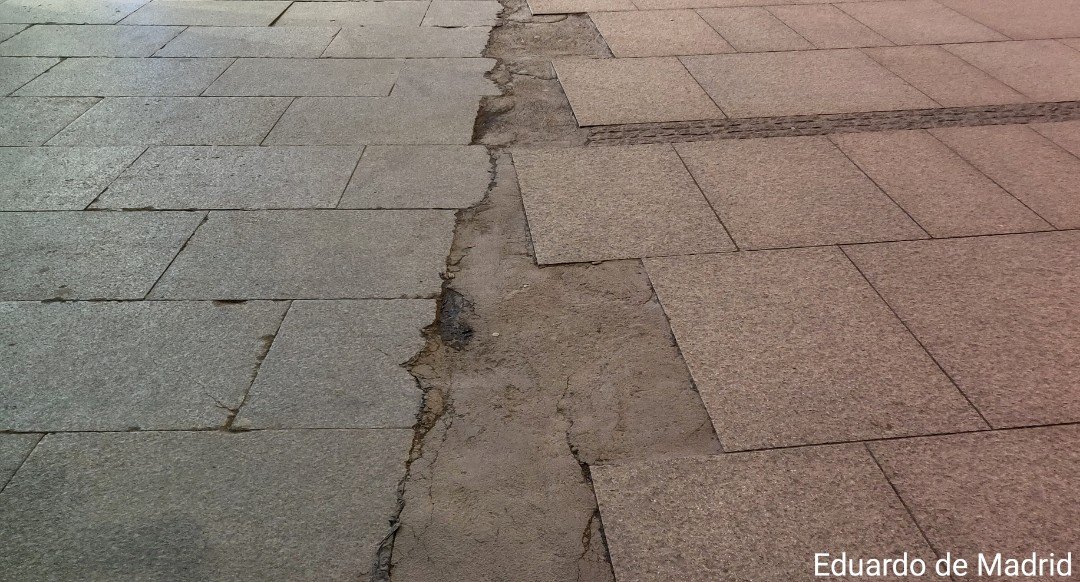 A la izquierda, la Puerta del Sol antes de gastarse 10 millones de euros. A la derecha, la Puerta del Sol después de gastarse 10 millones de euros.