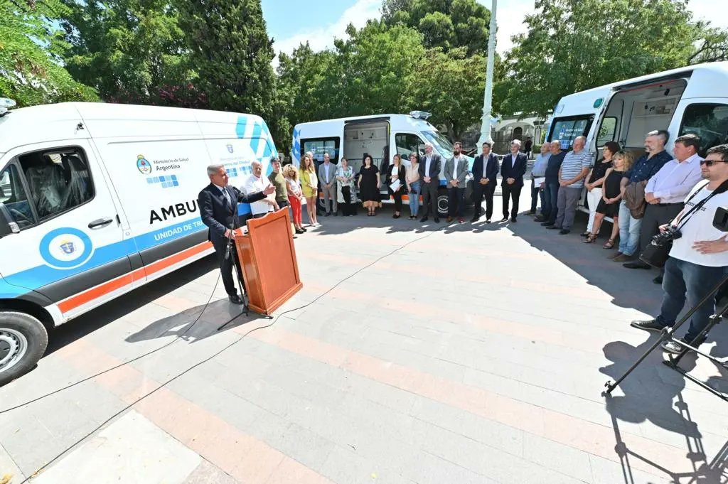 arcionimariano's tweet photo. Junto a la Ministra de Salud de la Nación @carlavizzotti, entregamos 4 ambulancias destinadas a las localidades de #Comodoro, #Tecka, #PuertoPirámides y para el puesto sanitario de #Garayalde. 
▶️También, anunciamos la entrega de otras 8 ambulancias para las próximas semanas. https://t.co/aBd9ho6ETC