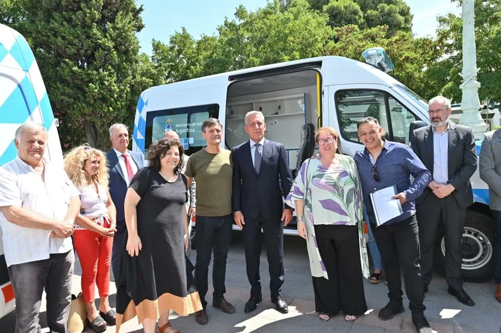 arcionimariano's tweet photo. Junto a la Ministra de Salud de la Nación @carlavizzotti, entregamos 4 ambulancias destinadas a las localidades de #Comodoro, #Tecka, #PuertoPirámides y para el puesto sanitario de #Garayalde. 
▶️También, anunciamos la entrega de otras 8 ambulancias para las próximas semanas. https://t.co/aBd9ho6ETC