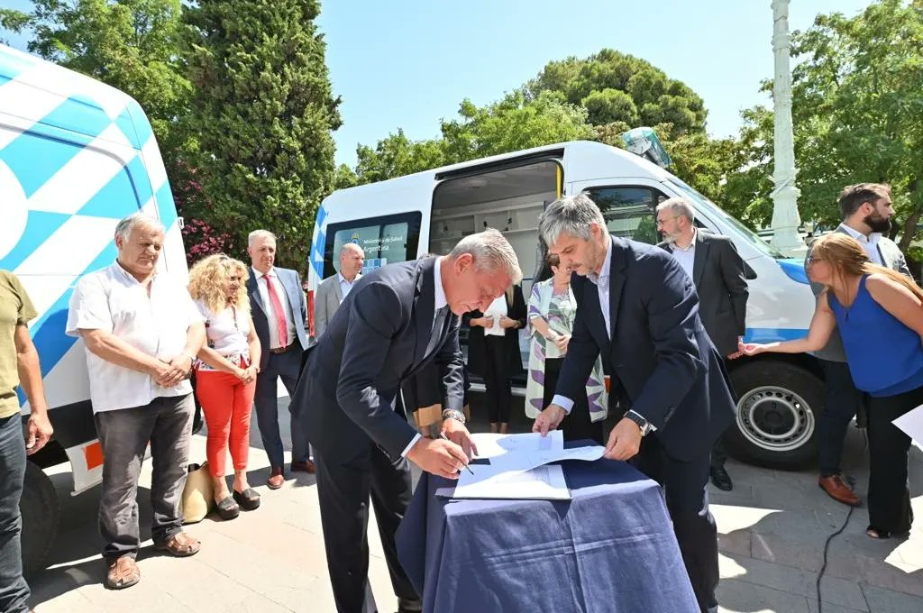 arcionimariano's tweet photo. ▶️ Además, firmamos el contrato de inicio de obra en el Hospital Regional de #Comodoro para la incorporación de un nuevo resonador. https://t.co/0KQLdxnVs8