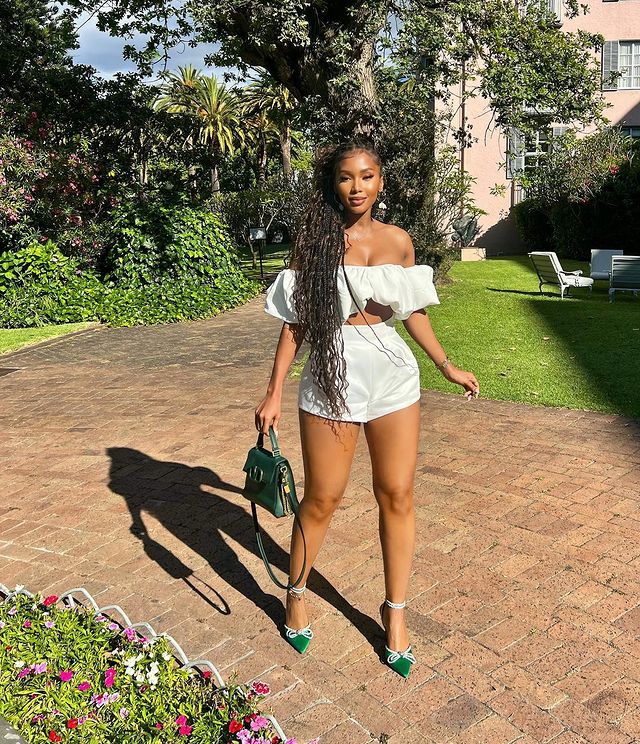 styleebony1's tweet photo. Style Ebony Fashion🤎🤍 Nqobile Khwezi (nqobilekhwezi) 🤍🤎 usando um conjunto branco composto com short e top cropped com manga bufante bem apropriado para os dias quentes.
#topcropped #nqobilekhwezi #ebonybeautyfashion #influencerfashion #summerfashion https://t.co/AKPIOd03vP