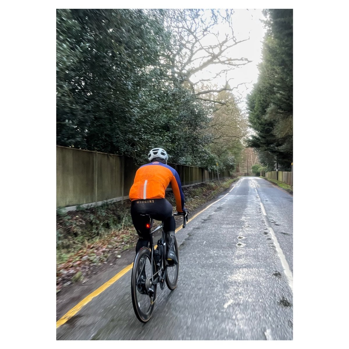 jferg_76's tweet photo. Rainy Sundaze to a very wet Windsor. @spatzwear @LeColUK #bikelife #cyclinguk #sundaysocial #ridingwithfriends https://t.co/UsBB20Y78Z