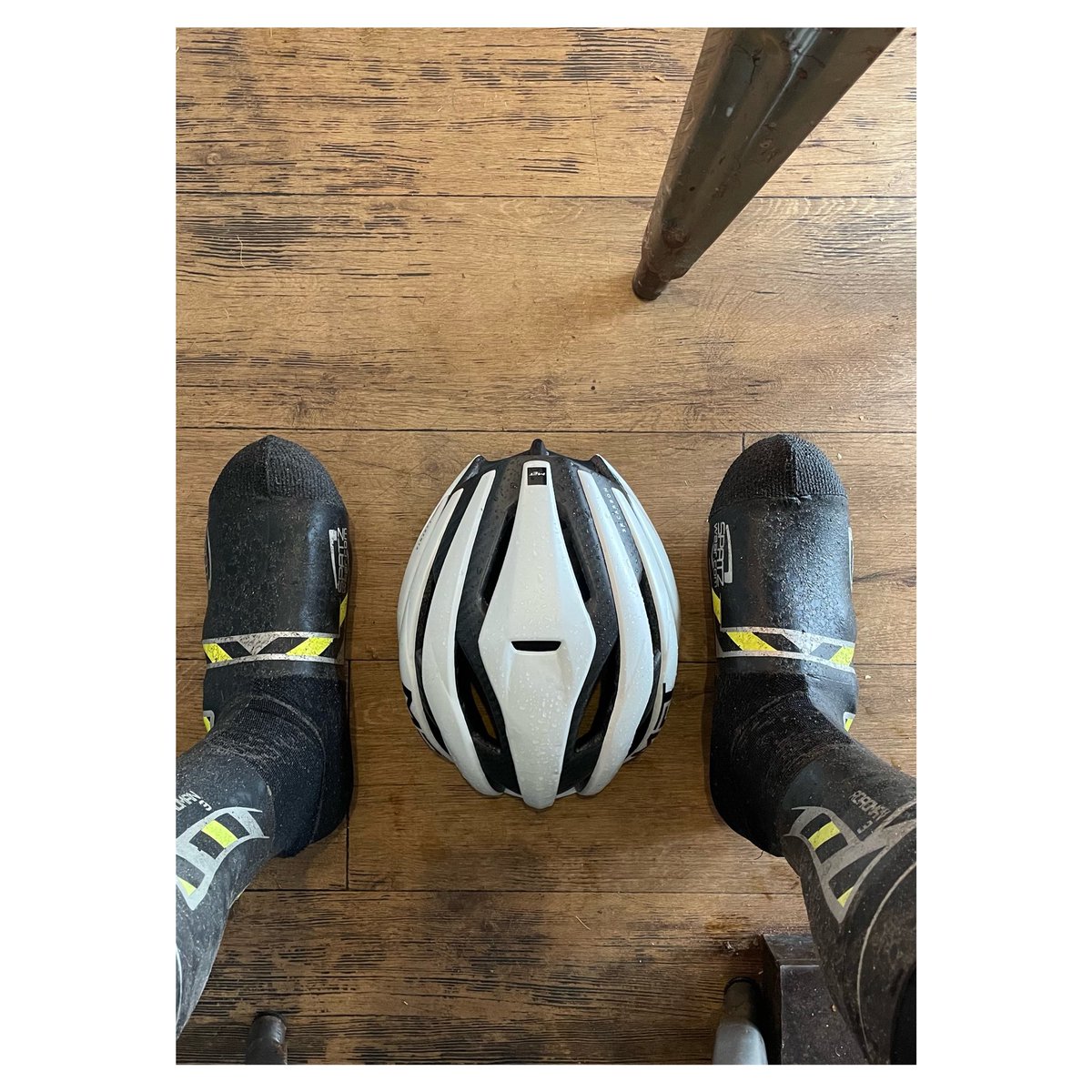 jferg_76's tweet photo. Rainy Sundaze to a very wet Windsor. @spatzwear @LeColUK #bikelife #cyclinguk #sundaysocial #ridingwithfriends https://t.co/UsBB20Y78Z