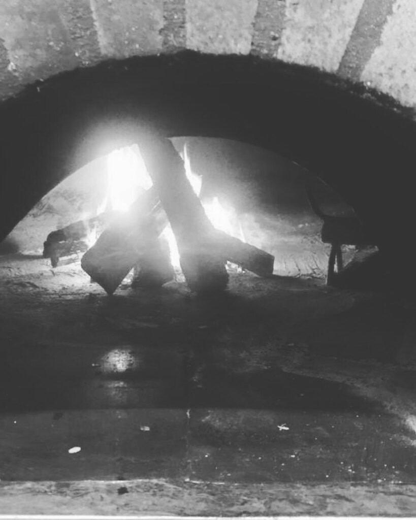LaMezza_Luna's tweet photo. Stiamo per ripartire con il servizio della pizzeria Chiamateci e iniziate a prenotare il tavolo . Vi aspettiamo alla mezza luna via oberdan 29/E Ancona . #km0 #fornoalegna🔥 #italia Non facciamo pizza #napoletana Non facciamo pizza #gourmet Facciamo s… https://t.co/H4aUqTrUnz https://t.co/Mku6fzsRLC
