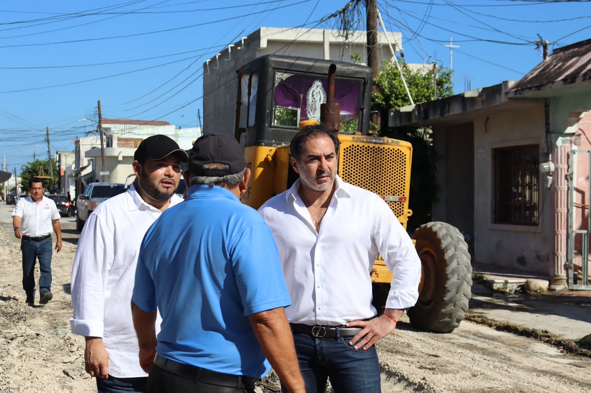 JULIANZACARIASC's tweet photo. 🚧🚜Esta mañana acudí a supervisar los trabajos de repavimentación de la calle 102 en la colonia Feliciano Canul Reyes, donde rehabilitaremos más de 655 m2 de calle para beneficio y seguridad de todos los vecinos y vehículos que transitan en la colonia. 

#ElProgresoDeProgreso https://t.co/JXIeYnw8Rq