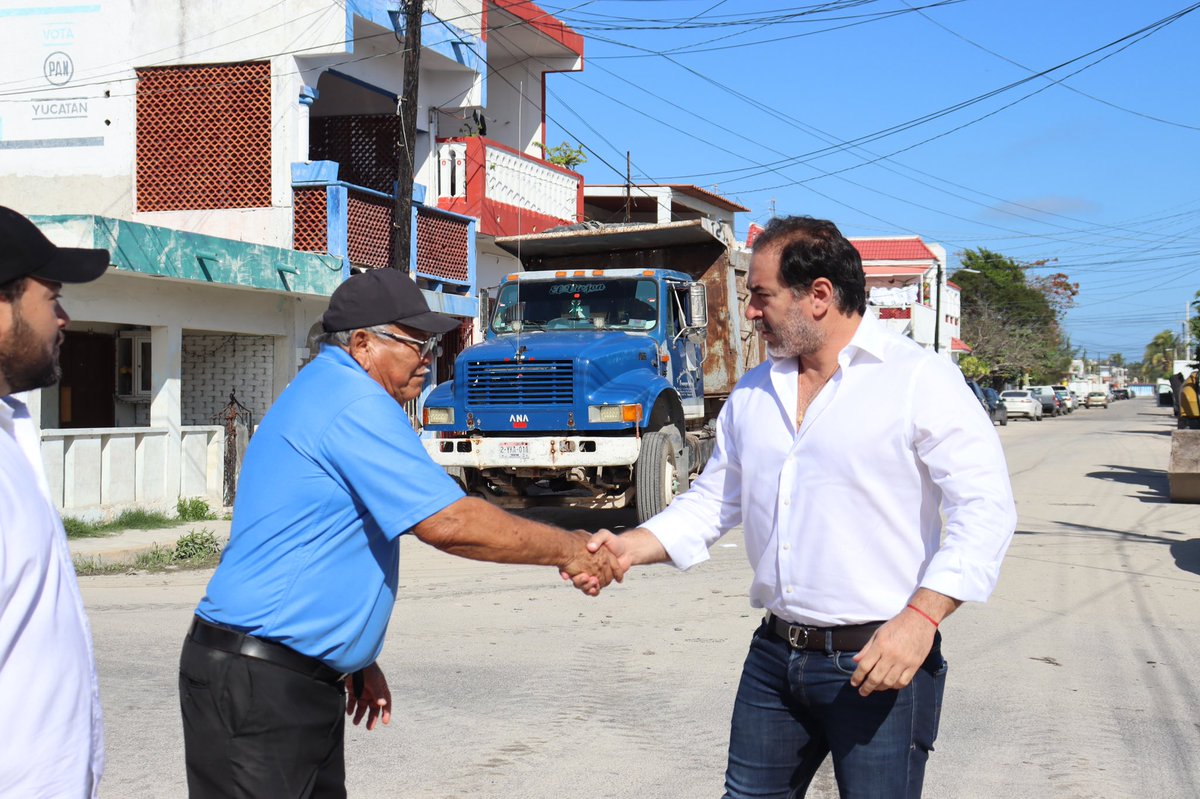 JULIANZACARIASC's tweet photo. 🚧🚜Esta mañana acudí a supervisar los trabajos de repavimentación de la calle 102 en la colonia Feliciano Canul Reyes, donde rehabilitaremos más de 655 m2 de calle para beneficio y seguridad de todos los vecinos y vehículos que transitan en la colonia. 

#ElProgresoDeProgreso https://t.co/JXIeYnw8Rq