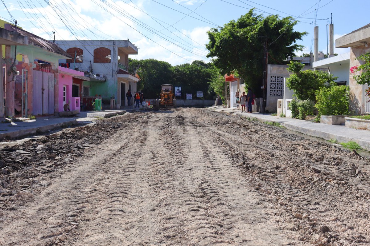 JULIANZACARIASC's tweet photo. 🚧🚜Esta mañana acudí a supervisar los trabajos de repavimentación de la calle 102 en la colonia Feliciano Canul Reyes, donde rehabilitaremos más de 655 m2 de calle para beneficio y seguridad de todos los vecinos y vehículos que transitan en la colonia. 

#ElProgresoDeProgreso https://t.co/JXIeYnw8Rq