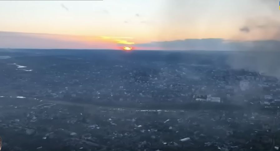 EmilieDefresne's tweet photo. 2/2 #Soledar #Artemovsk
La logistique des #ukrops est actuellement sous le feu des forces #russes donc difficulté de relÚve qui va à l'encontre de la stratégie de l'Etat-major de #Kiev qui remplaçait les brigades décimées par de nouvelles. https://t.co/ZfJhTgNBrf