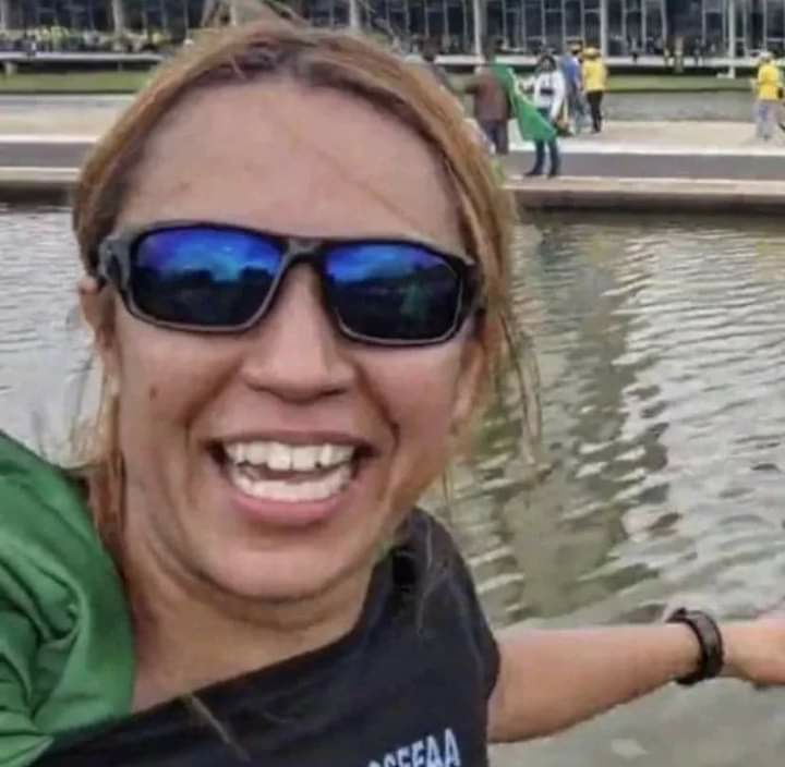 Flaviamaynarte's tweet photo. Longe de mim fazer fofoca, mas a terrorista Ana é funcionária do Bradesco. https://t.co/RPt6Ug3aME