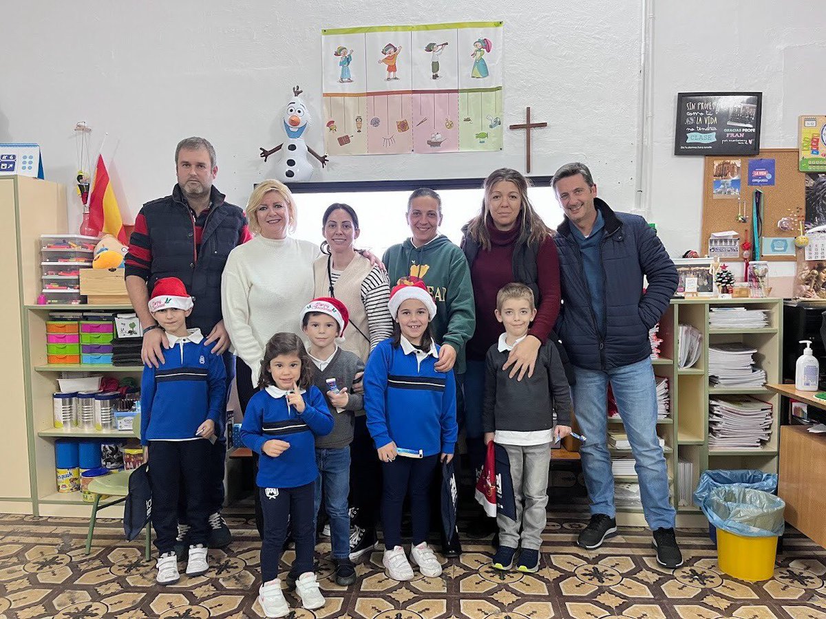 ciamariapuente's tweet photo. Los alumn@s de @talkingacademy disfrutaron y compartieron con sus familias todo lo aprendido en las #clasesabiertas como broche final al primer trimestre #idioma #familyschool
#learningbyplaying #Abrighterfuturebeginstoday @ciamariapuente #comprometiéndonoscrecemoscomopersonas https://t.co/YtLk7J8WWa